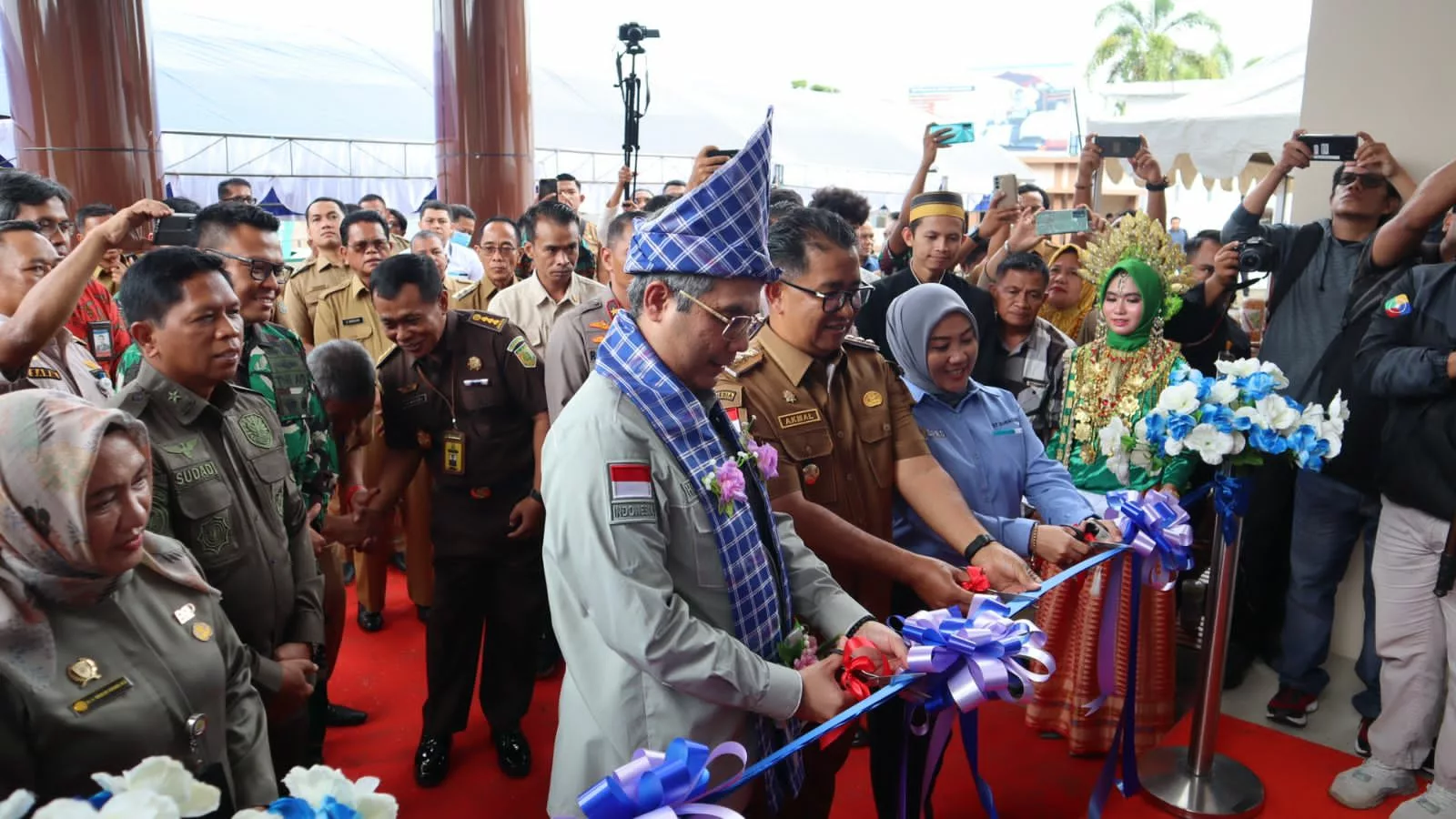 Wamentan Harvick didampingi Pak Gubernur Sulbar, Akmal Malik saat meresmikan renovasi Kantor Stasiun Karantina Pertanian Kelas II di Kabupaten Mamuju, Sulawesi Barat.