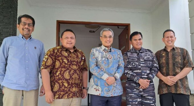 Wakil Menteri Pertanian (Wamentan), Harvick Hasnul Qolbi (tengah) bersama KASAL Laksamana TNI Muhammad Ali. Foto: AKTUAL/istimewa