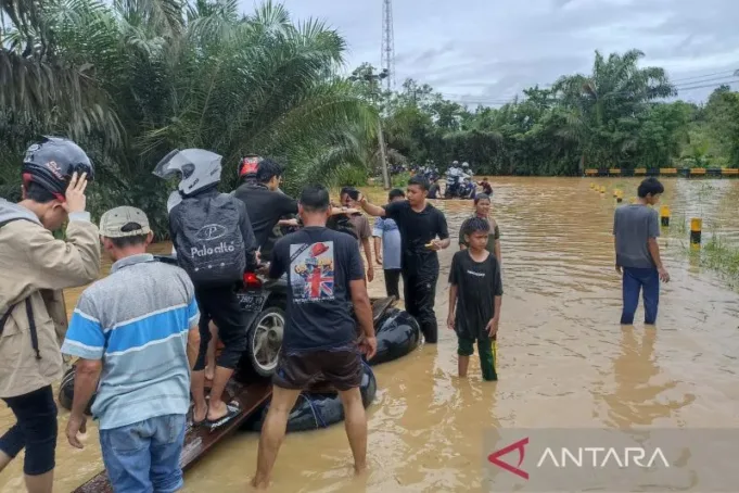 Jalan di Desa Taba Terunjam Kabupaten Bengkulu Tengah, Provinsi Bengkulu, Senin (23/1/2023) ditutup sementara akibat banjir. FOTO ANTARA/Anggi Mayasari