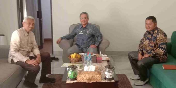 Wakil Menteri Pertanian (Wamentan), Harvick Hasnul Qolbi (tengah) saat menerima kunjungan Ketua GKSI Sulistiyanto (kiri) dan Staf Khusus Ketua GKSI Insaf Prabancana (kanan). Foto: AKTUAL/istimewa
