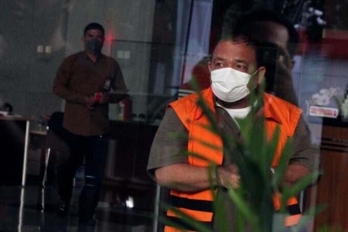 mantan_bupati_langkat_jalani_pemeriksaan_kpk_43049