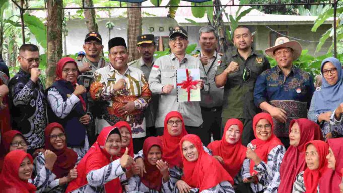 Wakil Menteri Pertanian (Wamentan), Harvick Hasnul Qolbi (tengah) usai berdialog dengan para anggota KWT Mama Ceria, Kecamatan Enam Lingkung, Padang Pariaman, Sumatera Barat. Foto: istimewa