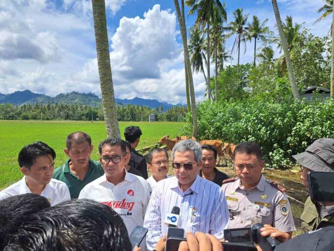Wakil Menteri Pertanian (Wamentan), Harvick Hasnul Qolbi (tengah) didampingi Pj Gubernur Sulawesi Barat Akmal Malik, dan Kepala Stasiun Karantina Kelas II Mamuju, drh Agus Karyono.