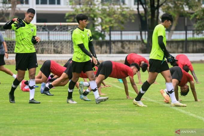 Ilustrasi - Pesepak bola Timnas Indonesia U-20 mengikuti latihan di Lapangan A, Kompleks Gelora Bung Karno