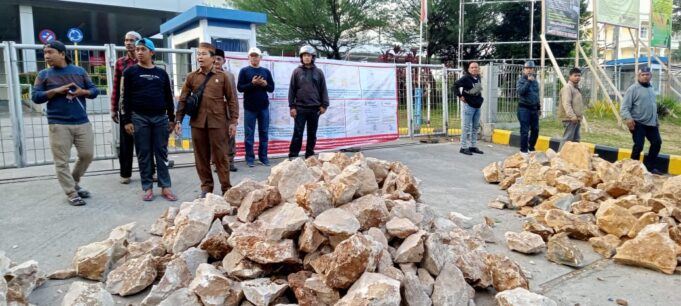 Bangunan Indogrosir Terancam Diratakan Buldozer, Jika Aksi Tutup Pagar Tak Digubris