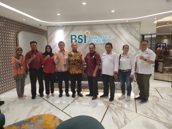 Direktur Ritel Banking BSI, Ngatari bertemu Ketua Umum KERIS, dr. Ali Mahsun ATMO M.Biomed Sepakat Berkolborasi Dorong Penyaluran KUR untuk Pertumbuhan Ekonomi Nasional 2023