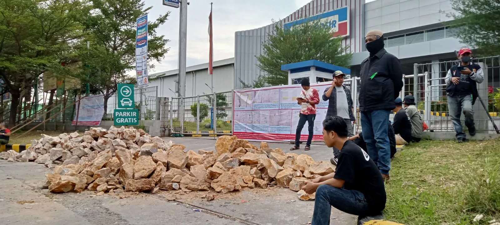 Aksi penutupan Indogrosir Makassar dengan tumpukan batu oleh pihak Ahli Waris Tjoddo