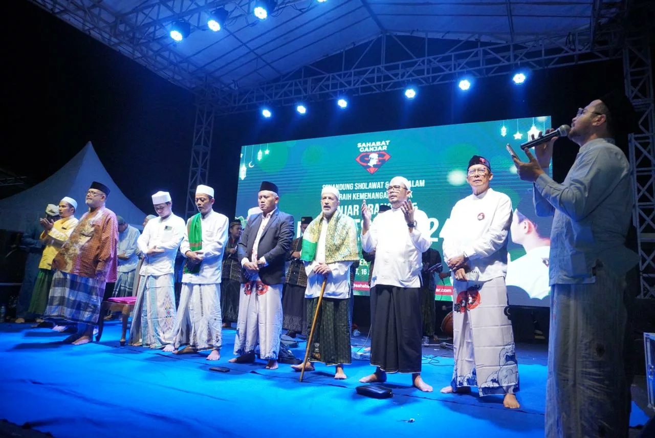 Saga menggelar Sholavat dan Sholat di Pondok Pesantren Jember