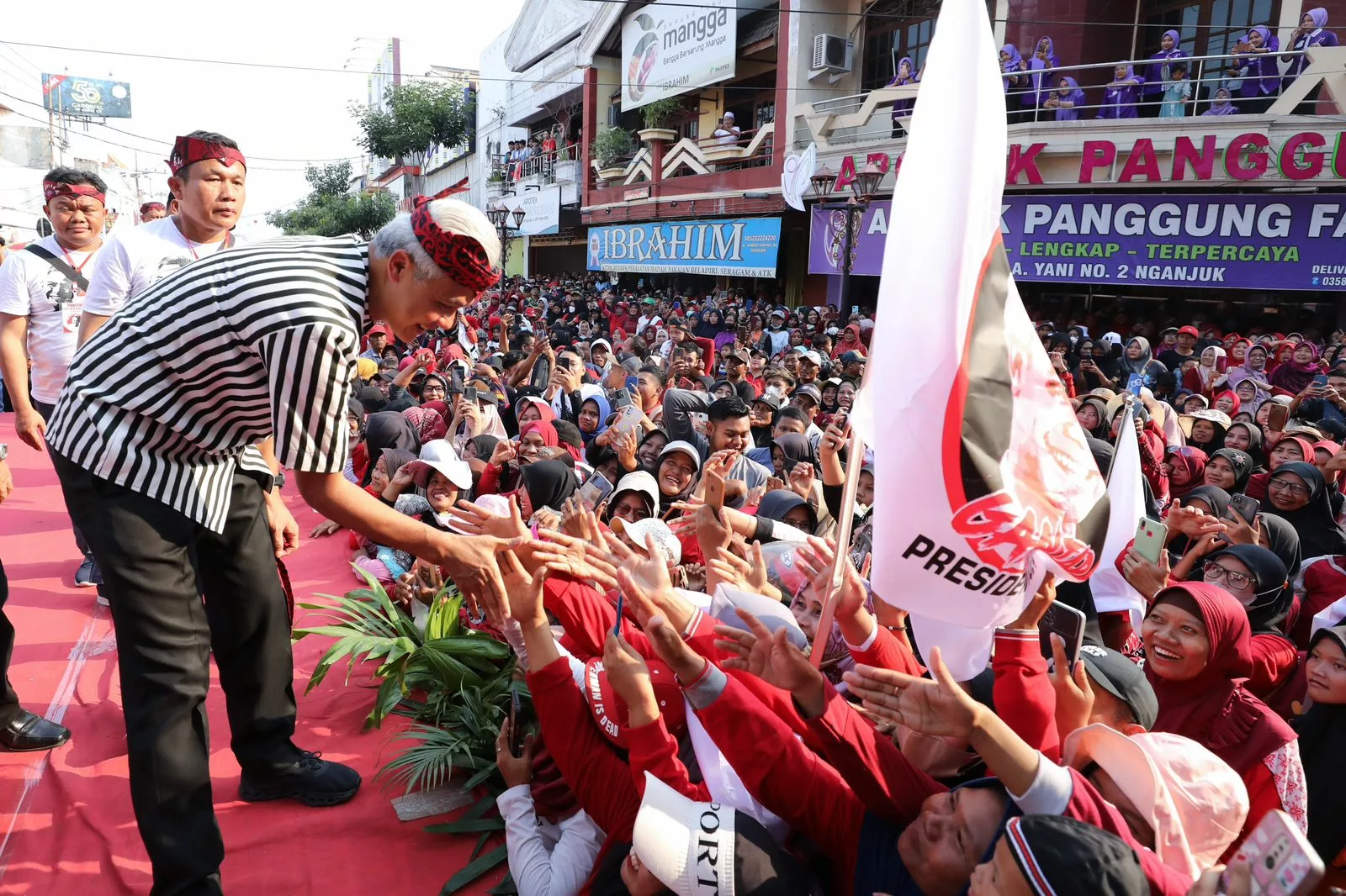 Ganjar Pranowo hadir di tengah 32.126 orang pendukungnya yang tergabung dalam relawan Desa Paguyuban Sedulur Ganjar di Alun-Alun Nganjuk, Jawa Timur