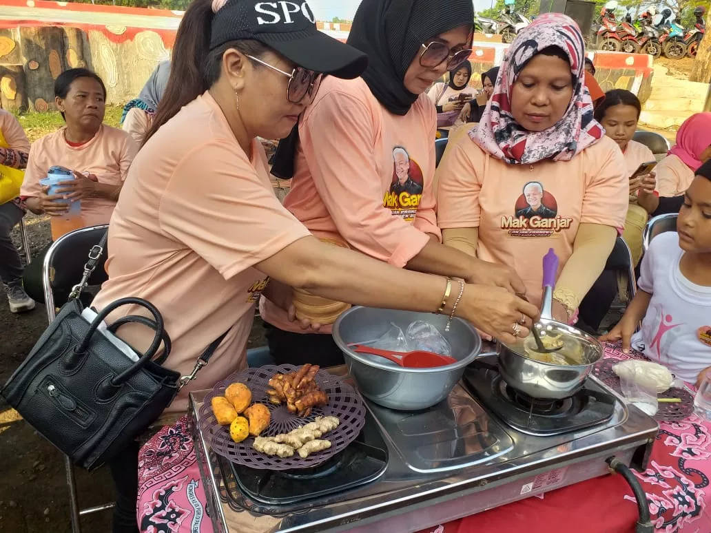 Mak Ganjar: Para Ibu-ibu nampak antusias mengikuti pelatihan membuat jamu tradisional.