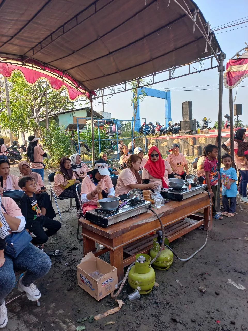 Mak Ganjar: Pelatihan jamu tradisional, mengajarkan ibu-ibu di Cirebon cara membuat jamu tradisional yang bermanfaat. Dengan partisipasi 200 peserta, mereka mempelajari pembuatan jamu kunyit, kunyit asem, jahe, dan lainnya. Melalui kegiatan ini, sukarelawan berharap masyarakat dapat meningkatkan kesehatan dengan mengonsumsi jamu tradisional. Selain itu, para sukarelawan juga memperkenalkan Ganjar Pranowo sebagai calon presiden 2024.