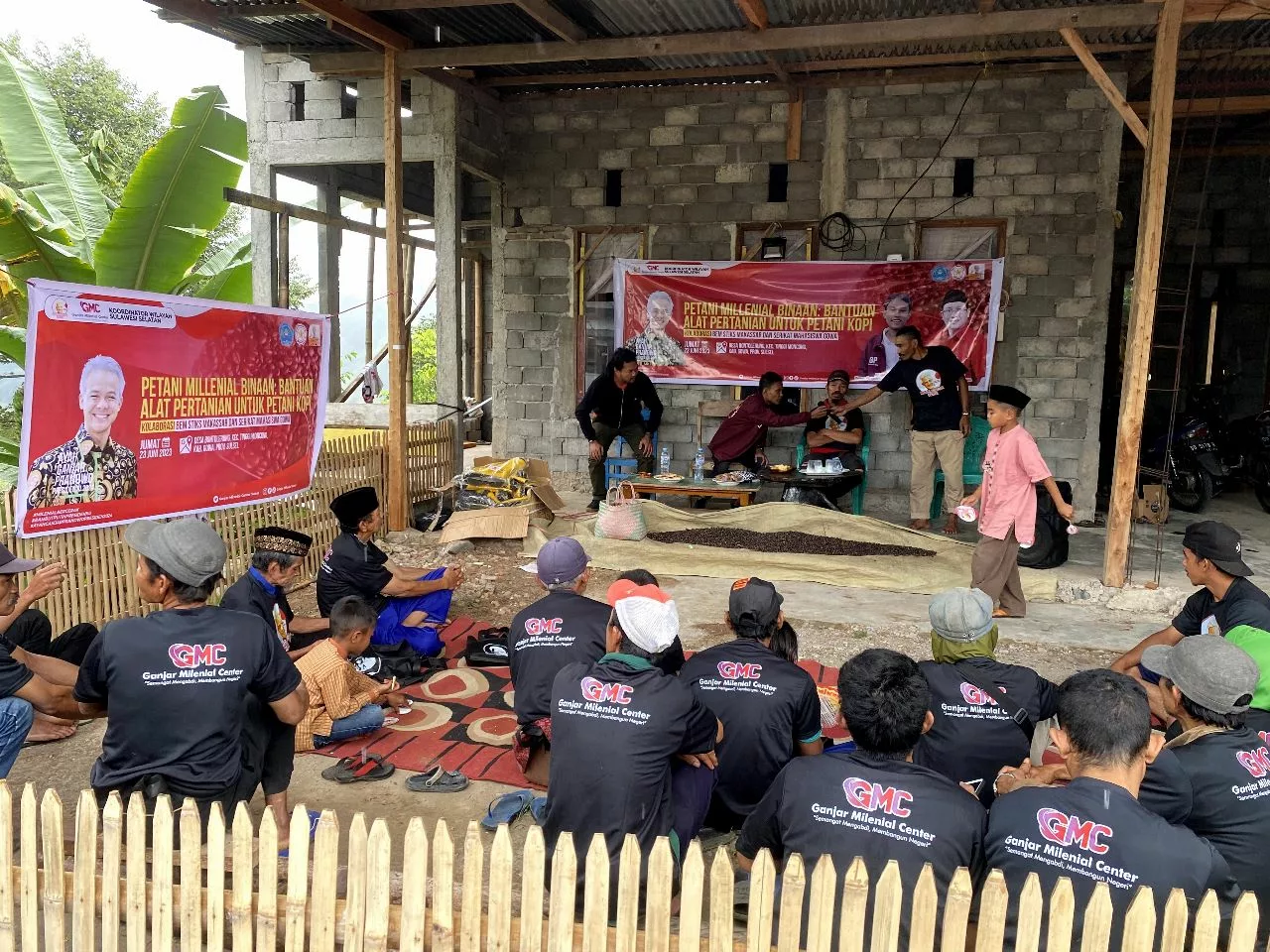 Ganjar Milenial Center (GMC) Sulawesi Selatan memberikan bantuan alat pertanian dan mengadakan kegiatan pembinaan bagi petani kopi di Kabupaten Gowa. Dalam upaya meningkatkan produktivitas dan ekonomi masyarakat setempat, para sukarelawan GMC bekerja sama dengan BEM STIKS Makassar dan Serikat Mahasiswa Gowa. Kegiatan ini juga memberikan pengetahuan tentang pemanfaatan sumber daya alam bagi petani. Apresiasi tinggi diberikan oleh masyarakat, dan peserta yang hadir melibatkan puluhan orang. Selain itu, dalam acara ini, Sarman Alamsyah, Koordinator Wilayah GMC Sulsel, turut mensosialisasikan Ganjar Pranowo sebagai calon presiden 2024. Keberadaan Ganjar Milenial Center di desa ini disambut baik oleh tokoh masyarakat dan petani kopi, karena kegiatan ini memberikan dampak yang positif dan bermanfaat bagi mereka.