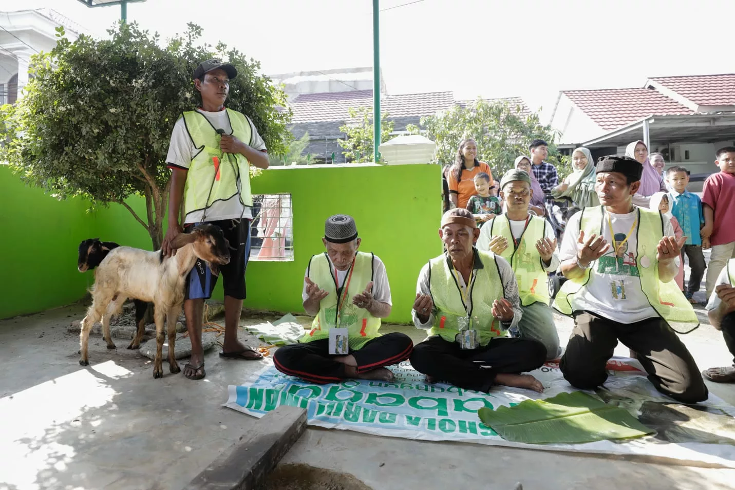 Wong Kito Ganjar berikan Hewan Kurban di 3 Titik Kota Palembang, sebuah kegiatan yang dilakukan oleh sukarelawan Wong Kito Dewe untuk mendukung Ganjar Pranowo dalam menyambut momen Iduladha. Para simpatisan Ganjar menyediakan sembilan ekor kambing yang akan didistribusikan ke tiga lokasi di Kota Palembang.