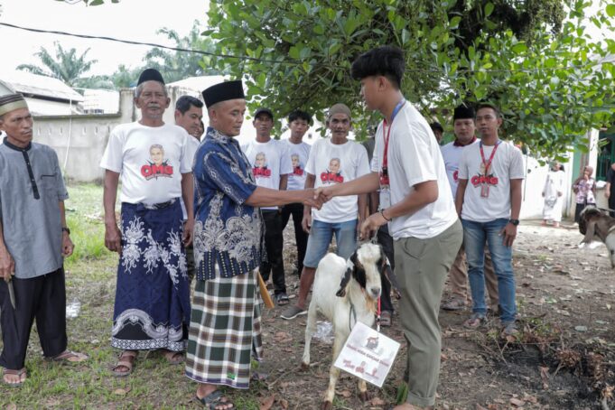 Orang Muda Ganjar (OMG) Jambi, sebuah kelompok sukarelawan yang dipimpin oleh Fachrul Ramadhan, menunjukkan aksi peduli terhadap masyarakat dengan memberikan bantuan kambing untuk meriahkan perayaan Kurban di Desa Talang Belido, Muaro Jambi.