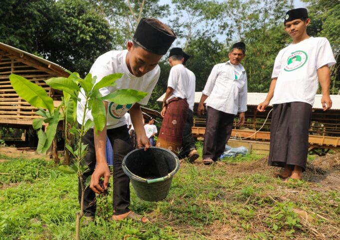 Santri Dukung Ganjar Mendorong Pelatihan Pembuatan Pupuk Organik di Lebak