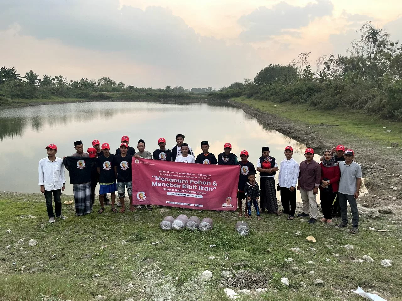 Sukarelawan Ganjar Milenial Center (GMC) mengajak warga Bojonegoro, Jawa Timur, untuk berpartisipasi dalam kegiatan penebaran bibit ikan dan penanaman pohon di Desa Cengkir. Tujuan kegiatan ini adalah untuk meningkatkan kesadaran masyarakat terhadap kelestarian lingkungan alam. Selain itu, kegiatan ini juga sebagai upaya untuk mengurangi emisi karbon dan meningkatkan produksi oksigen. Sosok Ganjar Pranowo, calon presiden 2024, juga diperkenalkan kepada masyarakat dalam kesempatan tersebut.