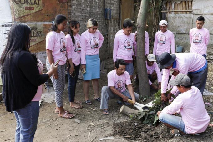 Srikandi Ganjar berbagi keberkahan dan kebaikan, mereka memotong dan membagikan daging kambing kepada puluhan warga yang membutuhkan. Melalui tindakan ini, Srikandi Ganjar berusaha membangun kesejahteraan dan kemajuan bagi perempuan, sambil menjalin silaturahmi dengan masyarakat setempat.