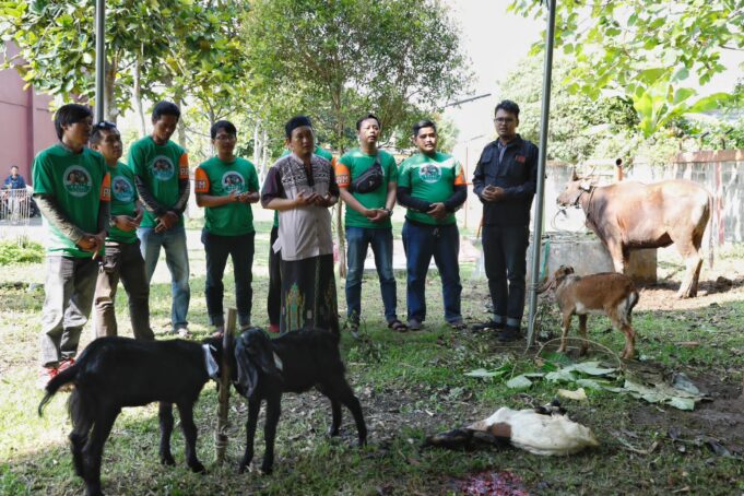 Kajol Indonesia dalam rangka perayaan Hari Raya Iduladha 1444H, menyembelih 15 hewan kurban dibagikan kepada para pengemudi ojol dan masyarakat di Kabupaten Lebak, Provinsi Banten.