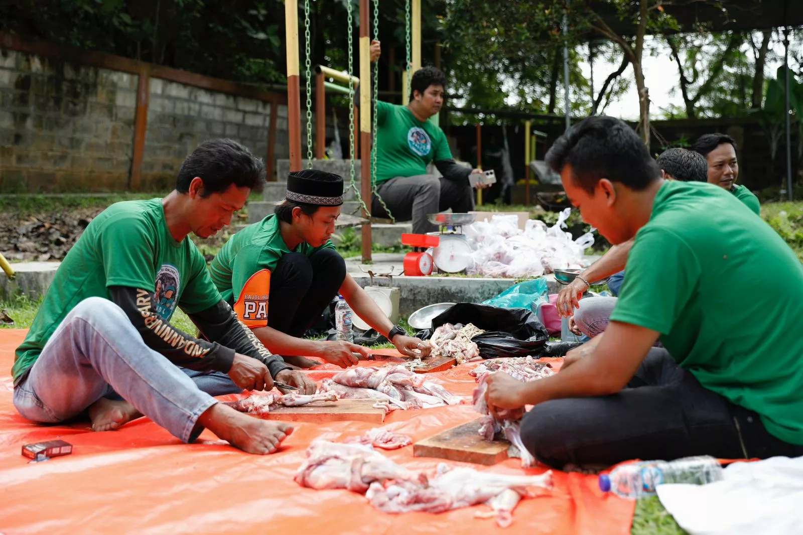 Kajol Indonesia: Berbagi kebaikan dengan sesama adalah bentuk nyata dari solidaritas dan kepedulian. Melalui aksi berbagi daging kurban ini, kita dapat memperkuat ikatan sosial antara sesama pengemudi ojol dan masyarakat. Mari kita terus melaksanakan kegiatan sosial dan kemanusiaan untuk menciptakan persatuan dan kemajuan yang lebih baik bagi Indonesia.