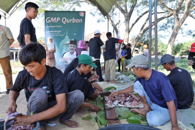 Ganjar Muda Padjajaran, bersama dengan warga di Indramayu, Jawa Barat, melakukan pemotongan hewan kurban sebagai bagian dari kegiatan Iduladha. Dalam semangat gotong royong, sukarelawan GMP bekerja sama dalam membagikan daging kurban kepada masyarakat sekitar.