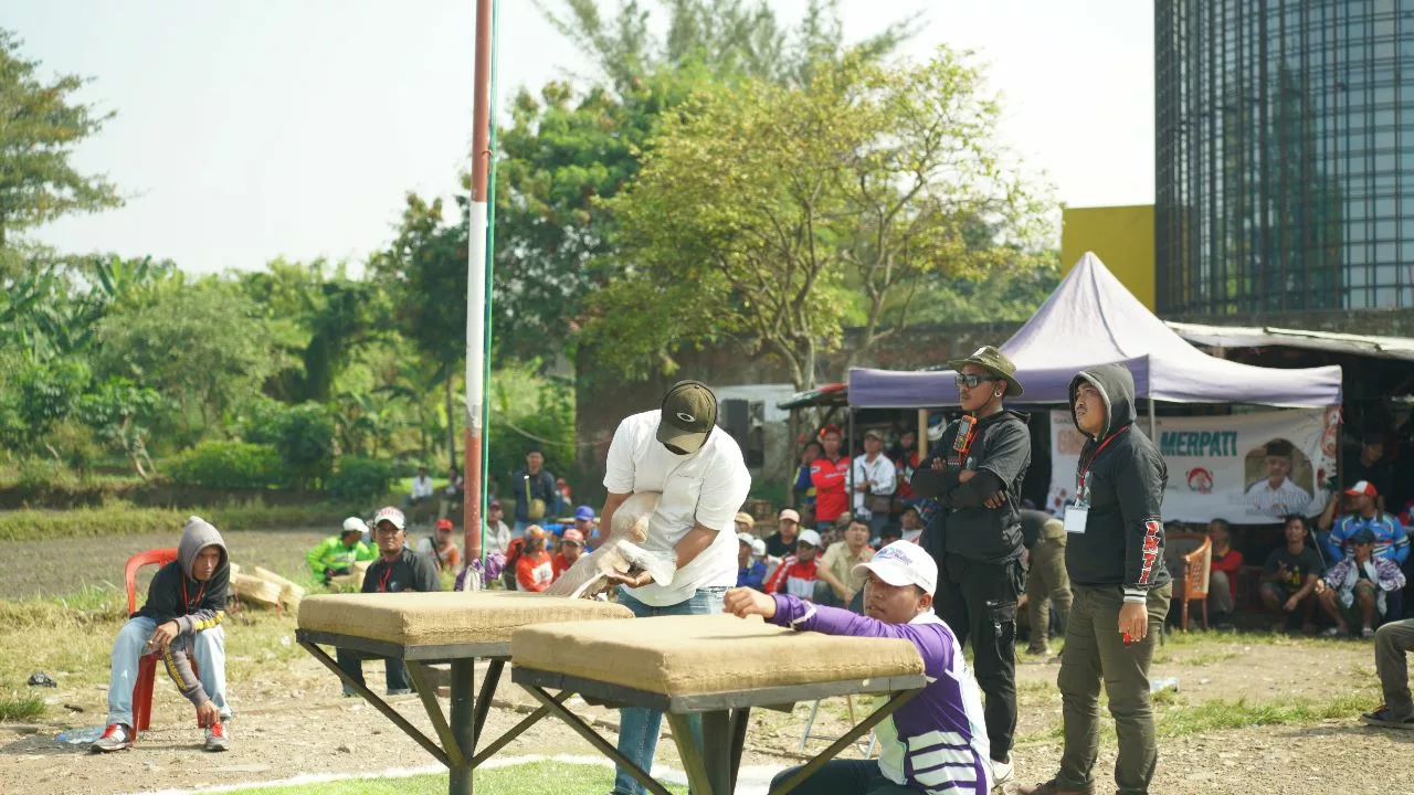 Ganjar Muda Padjajaran menggelar lomba burung merpati yang menarik di Bandung. Dengan antusiasme tinggi dari masyarakat sekitar, ratusan peserta berpartisipasi dalam acara tersebut. Lomba burung merpati ini tidak hanya menjadi ajang silaturahmi, tetapi juga mendukung para penggemar burung merpati untuk menyalurkan hobinya.