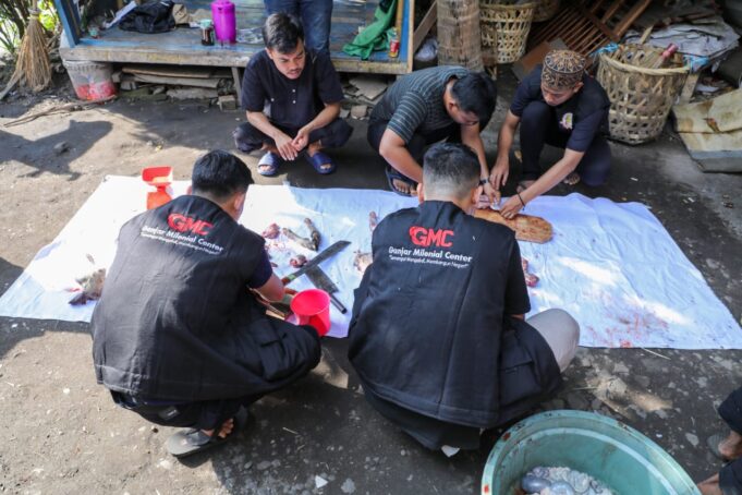 Ganjar Milenial Center (GMC) Sumatera Utara memperingati Hari Raya Iduladha dengan mengadakan 'Milenial Qurban' di Medan. Dalam acara tersebut, dua ekor kambing disembelih dan dagingnya dibagikan kepada warga kurang mampu. GMC Sumut juga berkomitmen untuk mempererat silaturahmi dengan masyarakat serta mendukung Ganjar Pranowo sebagai calon Presiden 2024. Kegiatan ini disambut antusias oleh masyarakat, menunjukkan dedikasi GMC dalam melakukan kegiatan positif dan bermanfaat bagi masyarakat.