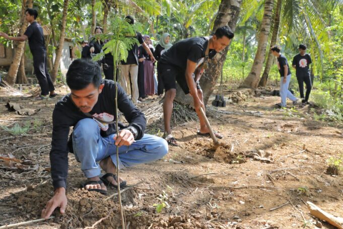 Ganjar Milenial Center (GMC) Daerah Istimewa Yogyakarta (DIY) mengkampanyekan kesadaran akan pentingnya cinta terhadap lingkungan melalui kegiatan penanaman satu juta pohon. Dengan fokus pada generasi milenial, penanaman dilakukan di Gunungkidul, DIY, untuk mengatasi masalah perubahan iklim, kerusakan lingkungan, dan bencana banjir. GMC DIY berharap penanaman ini dapat meningkatkan kepedulian terhadap lingkungan serta mendorong kolaborasi antara pemuda dan masyarakat dalam mengkampanyekan cinta lingkungan hidup. Apresiasi warga terhadap kegiatan ini menunjukkan dampak positif yang dihasilkan dalam memberikan manfaat bagi masyarakat.