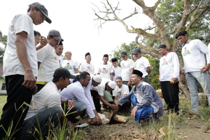 Wong Kito Dewe, memberikan pelatihan mengenai tata cara penyembelihan hewan kurban sesuai syariat Islam kepada masyarakat di OKI, Sumatra Selatan. Dalam upaya meningkatkan kesadaran masyarakat, dua ekor kambing disiapkan untuk pelatihan tersebut. Koordinator Wilayah Wong Kito Dewe, Harun Rasyid, menjelaskan pentingnya memahami proses berkurban dengan benar, termasuk memilih hewan kurban dan melaksanakan penyembelihan sesuai ketentuan. Diharapkan kegiatan ini dapat mengubah persepsi masyarakat menjadi lebih dekat dengan prinsip-prinsip syariat Islam.