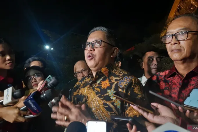 Sekretaris Jenderal PDI Perjuang Hasto Kristiyanto usai Refleksi Kasus 27 Juli di Masjid At Taufiq, Lenteng Agung, Jakarta, Jumat (28/7/2023). (ANTARA/Narda Margaretha Sinambela)