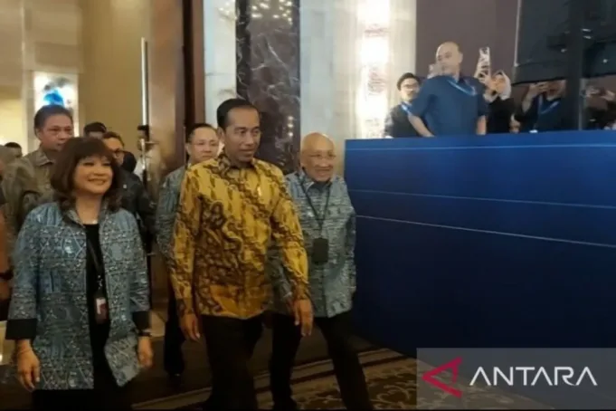 Presiden Joko Widodo menghadiri pengukuhan Dewan Pimpinan Nasional (DPN) Asosiasi Pengusaha Indonesia (Apindo) di Jakarta, Senin (31/7/2023). (ANTARA/Mentari Dwi Gayati)