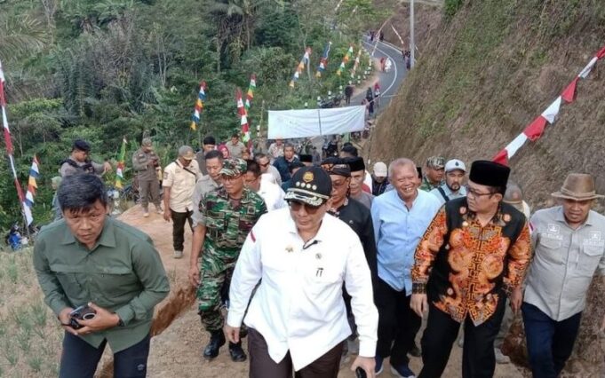 Wakil Menteri Pertanian (Wamentan) Harvick Hasnul Qolbi (dua kiri) meninjau program bantuan Jalan Usaha Tani (JUT) sepanjang 3 kilometer di Desa Cidugaleun, Kecamatan Cigalontang, Kabupaten Tasikmalaya, Jawa Barat, Jumat (28/7/2023).