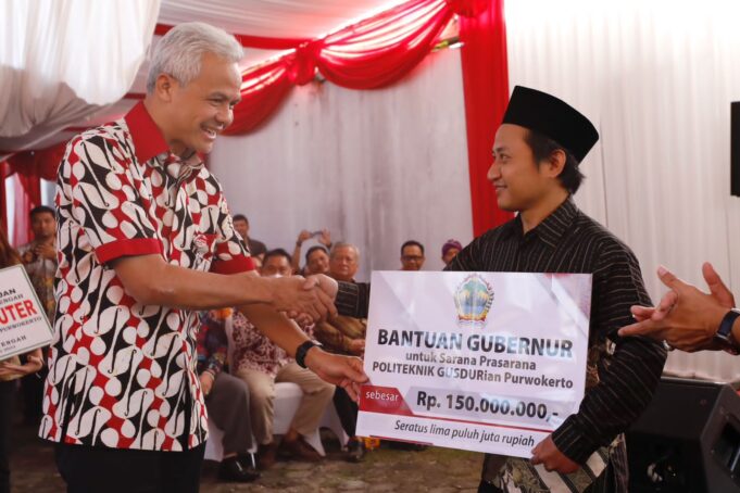 Gubernur Jawa Tengah Ganjar Pranowo memberikan bantuan keuangan senilai Rp150 juta kepada Kampus Politeknik Gusdurian, Banyumas