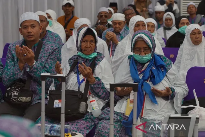 Jamaah haji Aceh kloter 12 saat tiba di Asrama Haji Embarkasi Aceh, Banda Aceh, Senin (31/7/2023). (FOTO ANTARA/Khalis Surry)