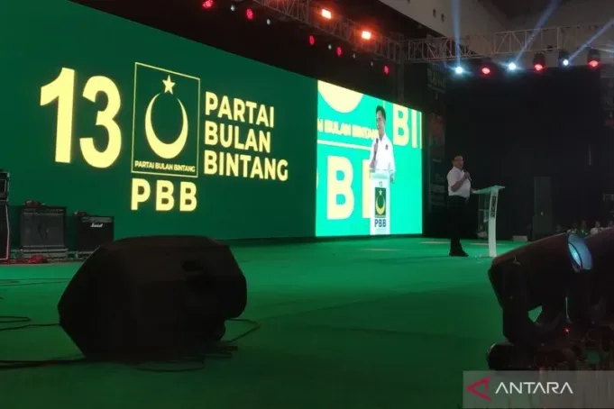 Ketua Umum Partai Bulan Bintang (PBB) Yusril Ihza Mahendra saat memberikan orasi politik pada Milad ke-25 PBB di ICE BSD, Tangerang, Banten, Minggu (30/7/2023). (ANTARA/Fauzi Lamboka)