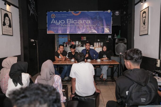 Sukarelawan Ganjar Milenial Center (GMC) Sumatra Selatan berkolaborasi bersama Gerakan Milenial Nusantara (GMN) Sumsel mendorong kaum muda untuk tingkatkan kemampuan berkomunikasi melalui acara "Ayo Bicara: Pelatihan Public Speaking".