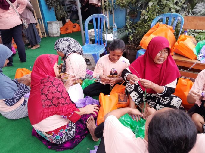 Mak Ganjar melatih ibu-ibu cara membuat hiasan bunga dari limbah sampah plastik