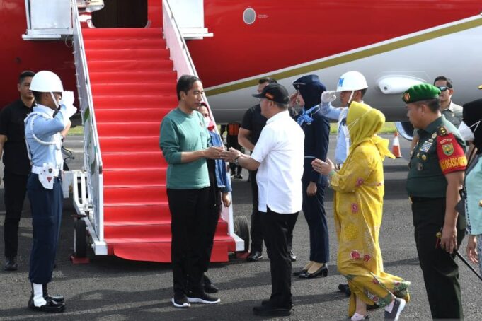 Presiden Joko Widodo dan Ibu Iriana Tiba di Kota Bengkulu untuk Resmikan Jalan Tol