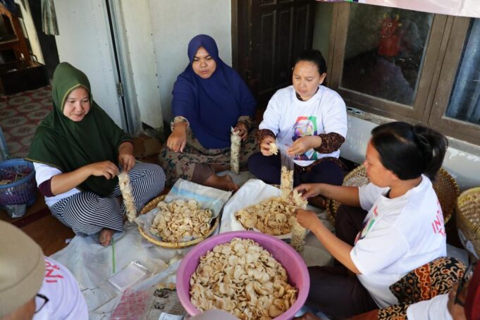 Sukarelawan Ganjar Sejati menyelenggarakan pelatihan pembuatan kerupuk banyu pindang