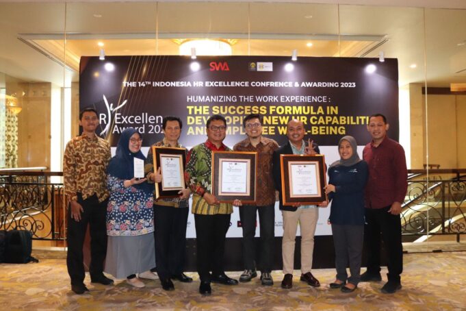 Proses penyerahan penghargaan secara simbolis yang diterima PT pos Indonesia, pada acara Indonesia HR excellent conference & awarding 2023 (22/07/203)