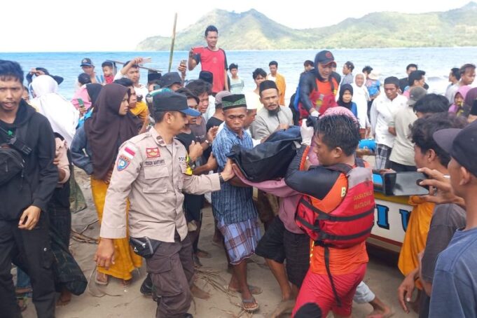 Tim SAR Mataram Temukan Korban Meninggal Dunia yang Terseret Ombak di Pantai Orong Bukal, Satu Korban Masih Dalam Pencarian