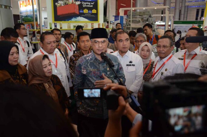 Wakil Menteri Pertanian (Wamentan), Harvick Hasnul Qolbi didampingi Direktur Jenderal Peternakan dan Kesehatan Hewan (PKH) Kementan, Nasrullah usai meninjau pameran Indo Livestok 2023 di Surabaya, Jawa Timur, Rabu (26/7/2023). Foto: istimewa