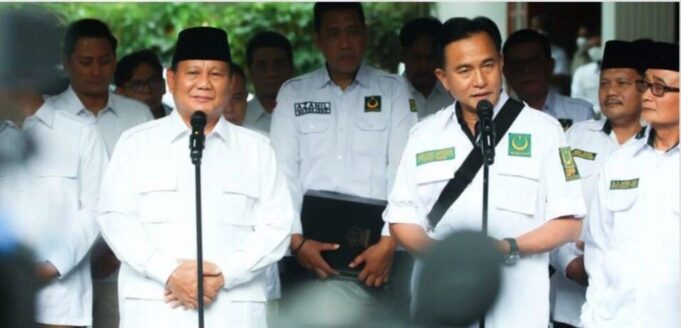 Ketua Umum PBB, Yusril Ihza Mahendra menyambut kedatangan Ketua Umum Gerindra, Prabowo Subianto saat puncak ulang tahun Partai Bulan Bintang