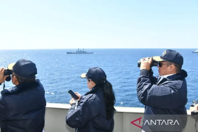 Ketua MPR RI Bambang Soesatyo (kanan) dan Ketua DPR RI Puan Maharani (tengah) hadiri Latihan Gabungan TNI 2023 di Perairan Laut Bali, Senin (31/7/2023). ANTARA/Fianda Sjofjan Rassat