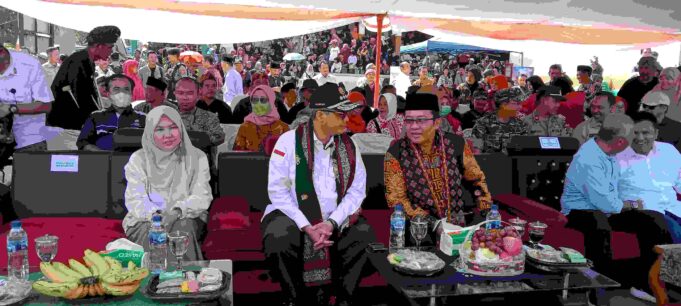 Wakil Menteri Pertanian, Harvick Hasnul Qolbi (tengah) bersama Bupati Tasikmalaya, Ade Sugianto (kanan). Foto: istimewa