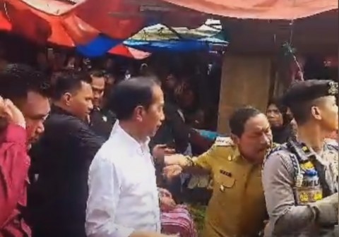 Bupati Bengkulu Utara Viral Ditarik Paksa Paspampres saat Mendampingi Presiden Jokowi