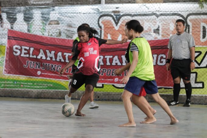 Pergerakan Generasi Alumni Muda dan Akademisi UNDIP, UNNES dan UNS Bersama Ganjar atau Pena Mas Ganjar, salah satu barisan relawan Ganjar Pranowo melakukan Fun Futsal bersama Mahasiswa Afirmasi di Semarang, Jawa Tengah