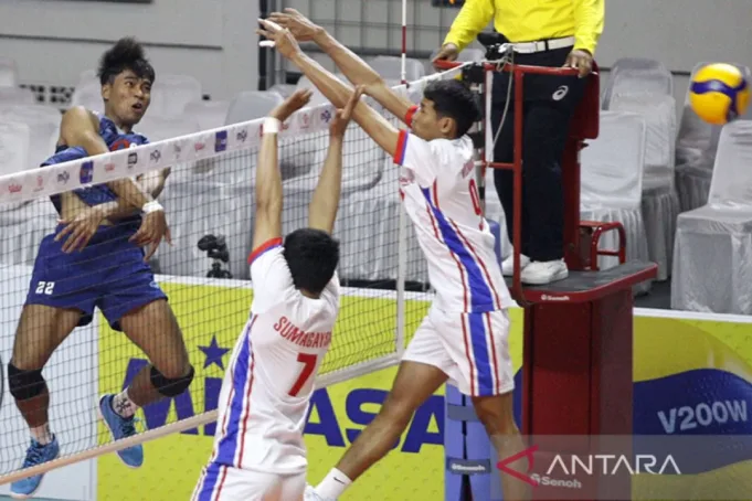 Arsip - Pebola voli Thailand Phanram Anurak (kiri) melakukan smes yang coba diblok pebola voli Filipina Adrian Villados (kanan) dan Javyee Sumagaysay (tengah) pada Sea V League putaran pertama di Padepokan Voli Jendral Kunarto, Sentul, Kabupaten Bogor, Jawa Barat, Sabtu (22/7/2023). Thailand kalahkan Filipina dengan skor 3-0 (25-22, 25-20, 25-20). ANTARA FOTO/Yulius Satria Wijaya/Spt/pri. (ANTARA FOTO/YULIUS SATRIA WIJAYA)