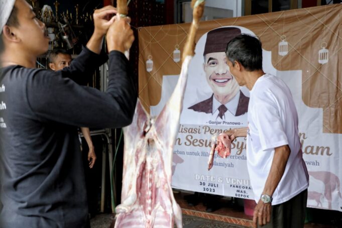 Ganjar Sejati mengadakan sosialisasi pemotongan hewan kurban di Depok sebagai bagian dari peringatan Hari Raya Iduladha 1444 H. Kegiatan ini bertujuan untuk memberikan edukasi kepada masyarakat mengenai pemotongan hewan kurban sesuai dengan syariat Islam. Para peserta diberikan penjelasan tentang proses pemotongan yang benar, mulai dari posisi hewan kurban hingga doa yang dibacakan saat pemotongan. Respon masyarakat Depok sangat positif, dan Ganjar Sejati berharap kegiatan ini dapat mempererat ukhuwah islamiyah antara warga, khususnya dalam momen Iduladha. Sosialisasi ini juga memberikan pengetahuan baru bagi peserta dan hewan kurban yang dipotong dibagikan kepada warga sekitar.