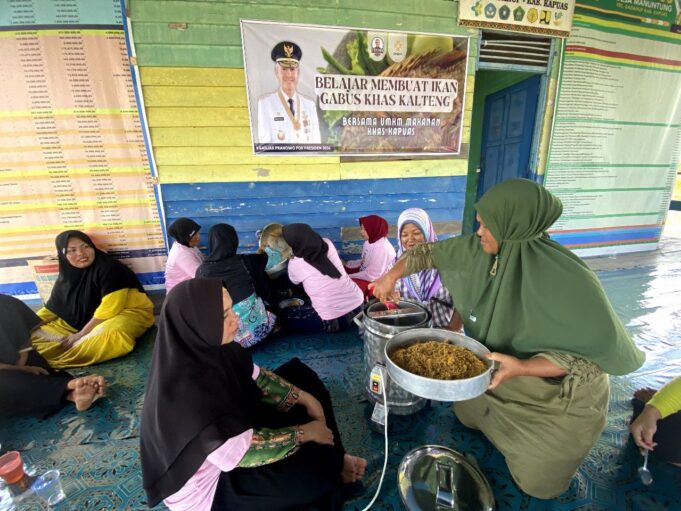 Srikandi Ganjar Kalimantan Tengah (Kalteng) menggelar pelatihan positif bagi perempuan milenial di Kabupaten Kapuas. Dalam acara tersebut, 50 perempuan milenial diajarkan cara membuat abon ikan gabus, makanan khas Kapuas, Kalteng. Pelatihan ini menawarkan potensi usaha bagi generasi milenial dan UMKM setempat serta memperkenalkan sosok Ganjar Pranowo sebagai calon presiden 2024. Selain mendukung kreativitas, kegiatan Srikandi Ganjar Kalteng juga menjadi wadah bagi aspirasi para milenial dalam mengembangkan minat dan bakat. Peserta antusias mengapresiasi upaya Srikandi Ganjar untuk memberikan manfaat bagi masyarakat Kalteng secara luas.