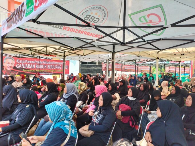 Sukarelawan Ganjaran Buruh Berjuang (GBB) menyelenggarakan penyuluhan kesehatan reproduksi dan tes IVA gratis untuk buruh perempuan di Desa Tagogapu, Padalarang, Bandung Barat. Kegiatan ini adalah bentuk kepedulian terhadap kesehatan reproduksi dan dukungan untuk Ganjar Pranowo sebagai calon Presiden RI. Temukan bagaimana penyuluhan dan tes IVA ini memberikan manfaat bagi para buruh perempuan dalam menjaga kesehatan dan dukungan mereka pada Pemilu 2024.